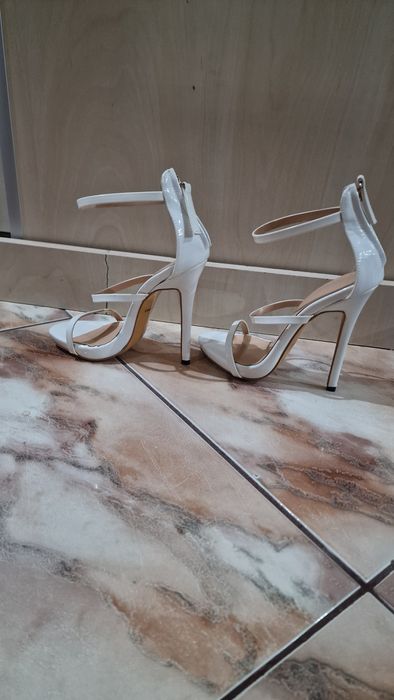 Sandale cu toc albe