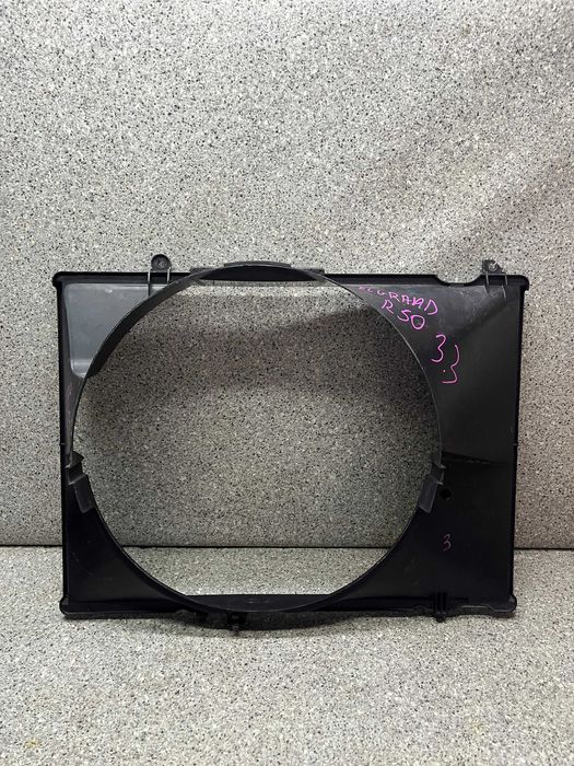 Диффузор радиатора на Ниссан Эльгранд Е50 Е51 из Японии.