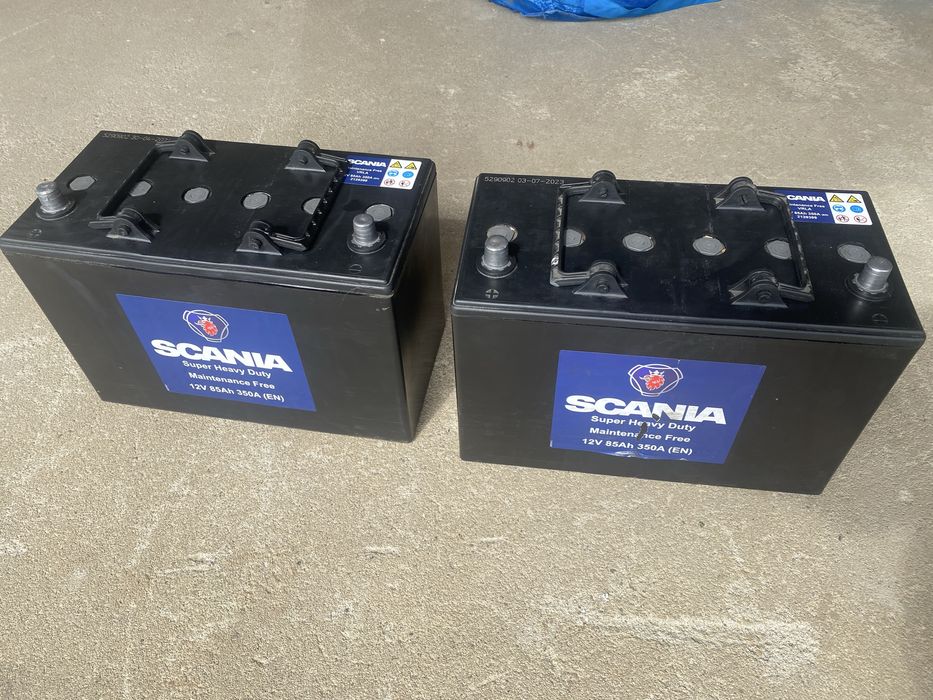 Vand doua baterii 12v