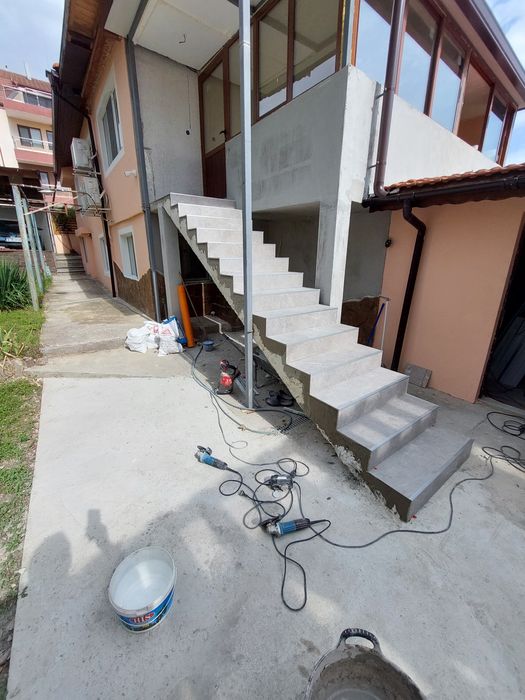 Поставяне на плочки