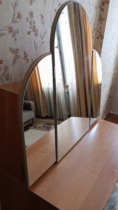 Столик трюмо с полочками