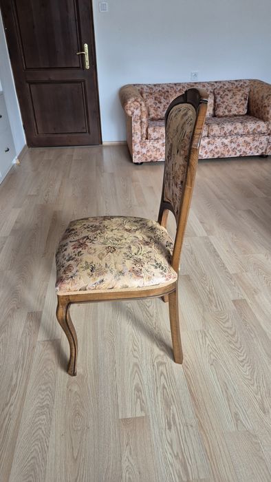 Масивна маса със столове