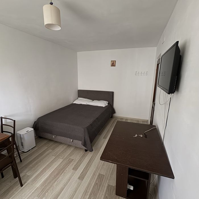 Închiriez garsonieră/ Parter/Zona Zamca/