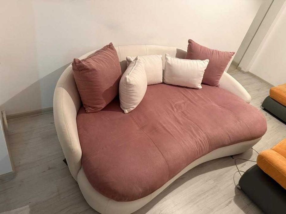 Canapea , design modern, culoarea alb cu roz pudrat, dimensiune 2,30 m