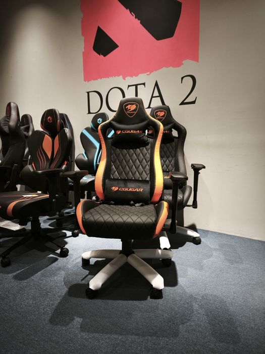 Игровое кресло компьютерное кресло:- Эргоном.форма и спортивный дизайн