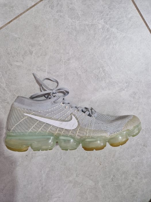 Vând adidași nike