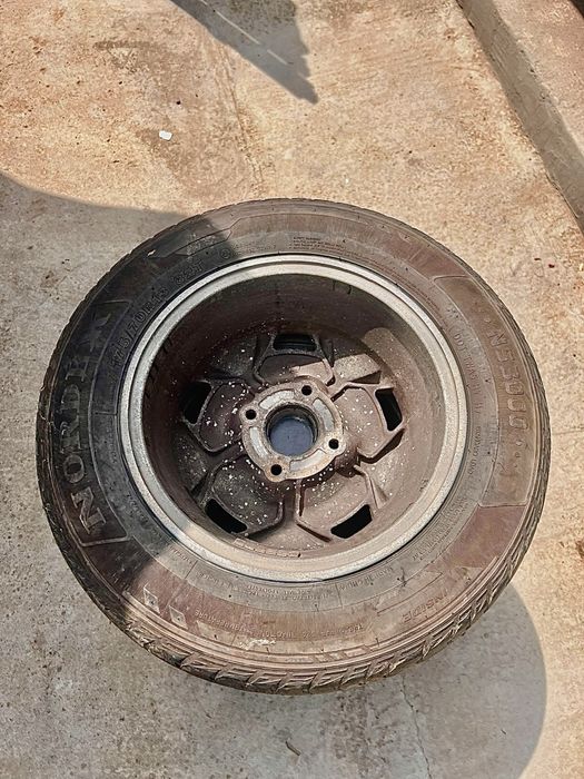 Vând 4 roți cu jantă R13 Ford