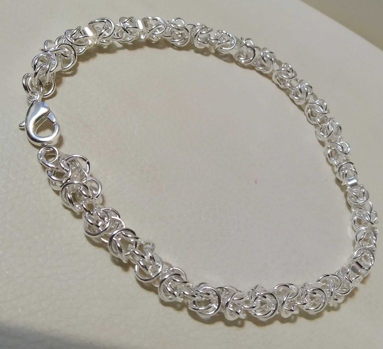 Масивна, нова сребърна гривна. Дълга и широка. В подаръчна кутия.