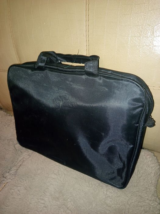 Фирменная сумка для ноутбука .