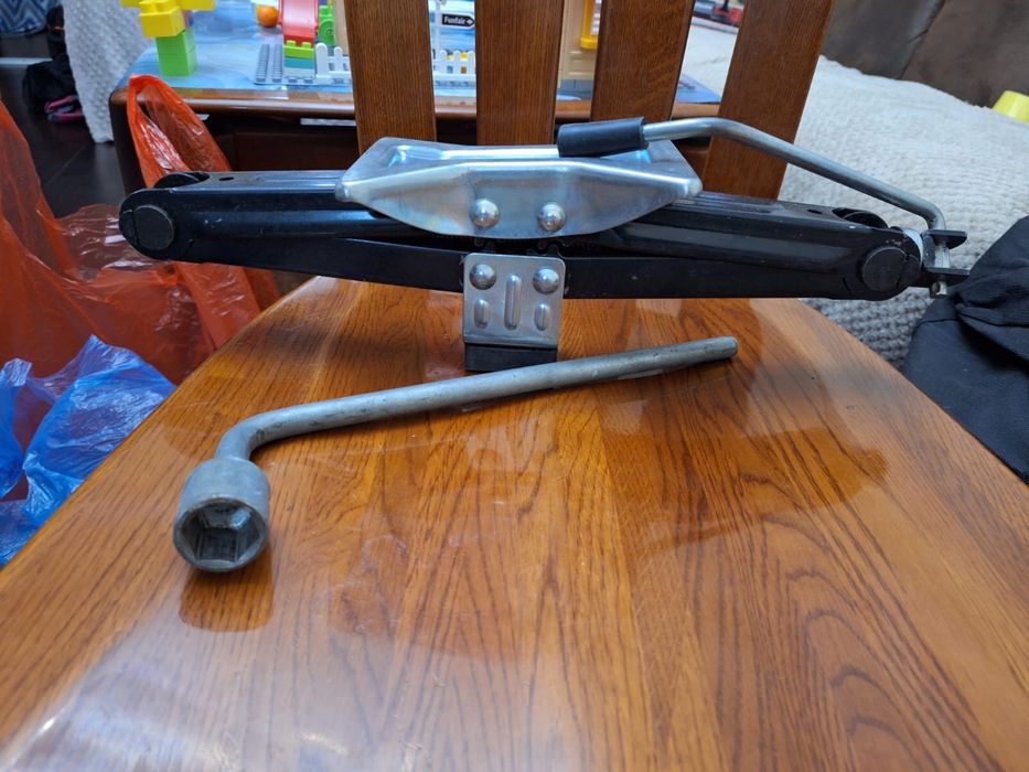 Домкрат автомобильный