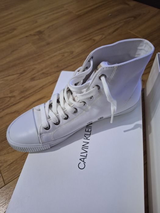 Tenesi Calvin Klein nou