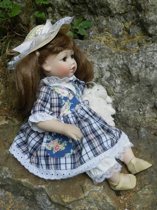 Pret redus, papusica din portelan fin ,grasuna si haioasa.