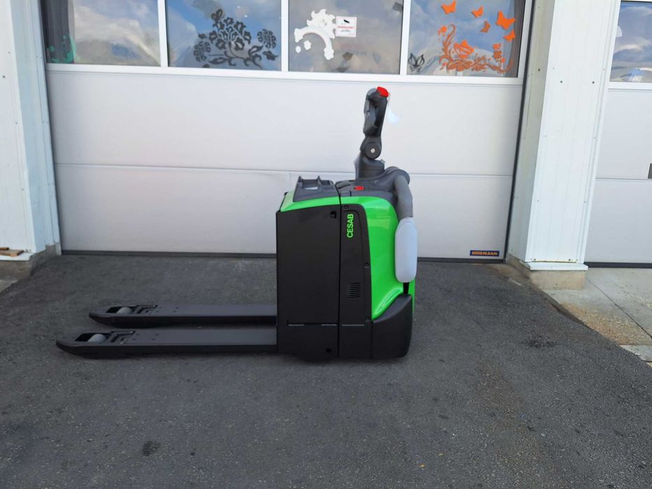 Електрическа палетна количка CESAB P320 с платформа (НОВА)