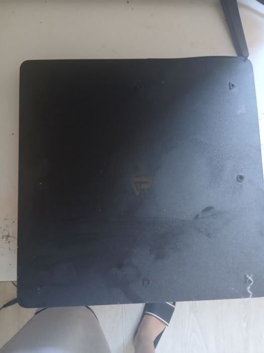 Ps 4 pro  cu doua manete si 23 de jocuri