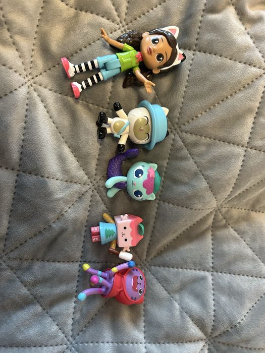 Vindem jucarii Gabby Doolhouse -set tava de service cu briose si ceai, set de 5 figurine si rucsac cu pasaport si telefon incluse in stare excelenta