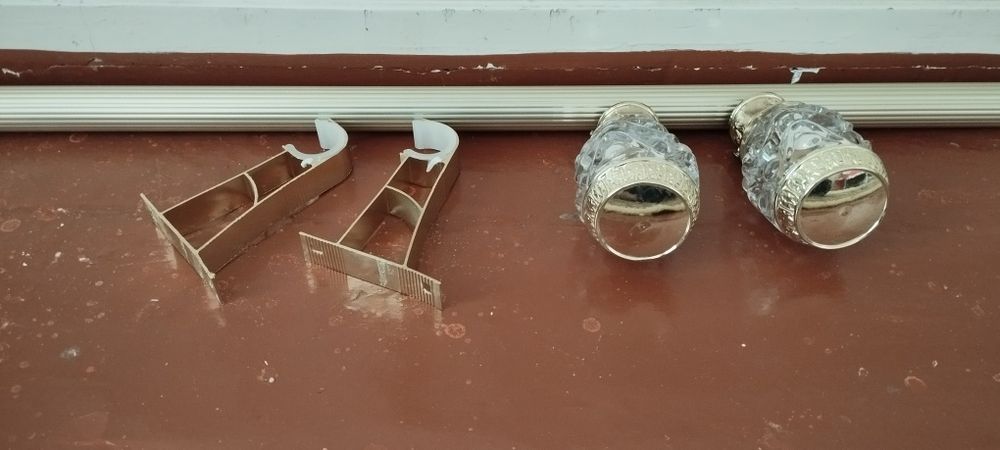 Карниз сотилади, 3 м.