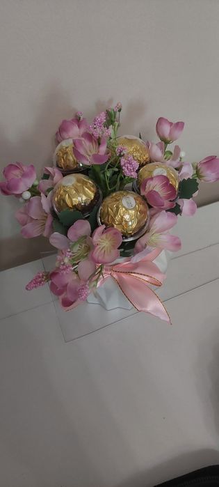 Кашпа с бонбони и цветя