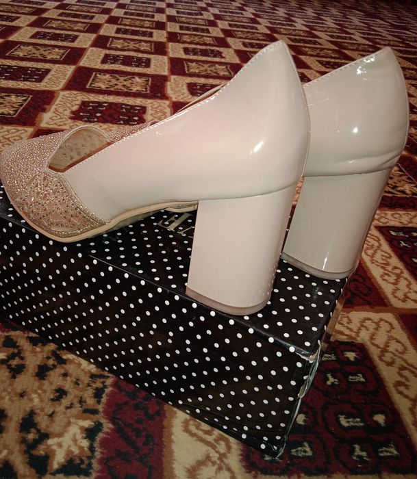 Аёллар туфлиси сотилади