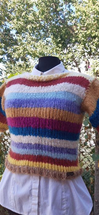 Ръчно изплетен пуловер