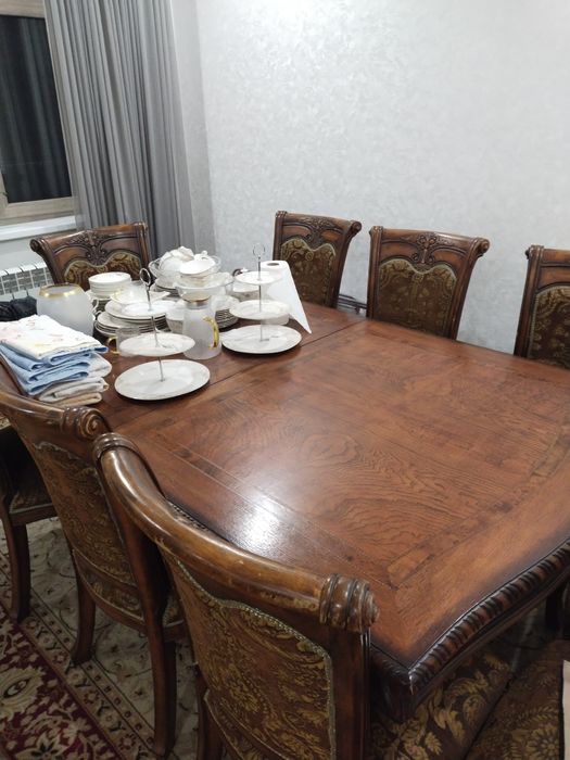 деревянный стол со стульями