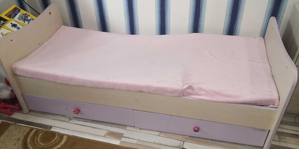 Детски креват с бюро.