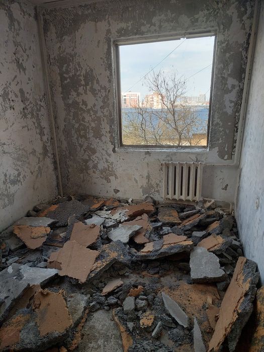 Делаем демонтаж квартира подготавливаем к ремонту копаем подвал