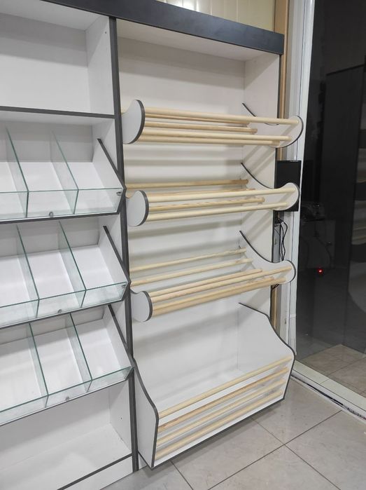 Полки стелажжи ветрины островки для магазинов и аптек.