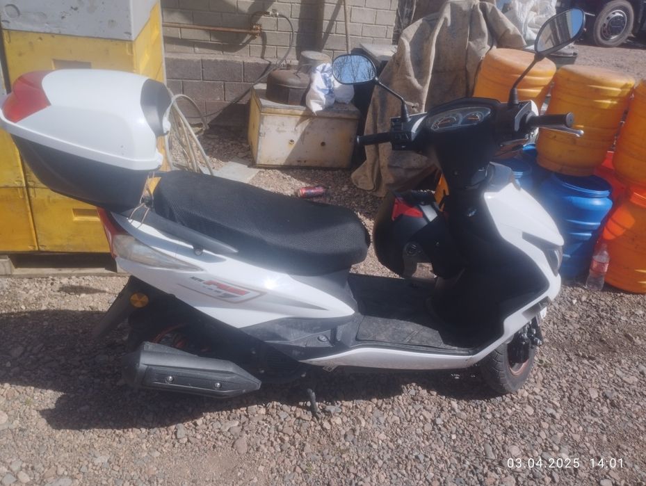 Скутер М8 белого цвета