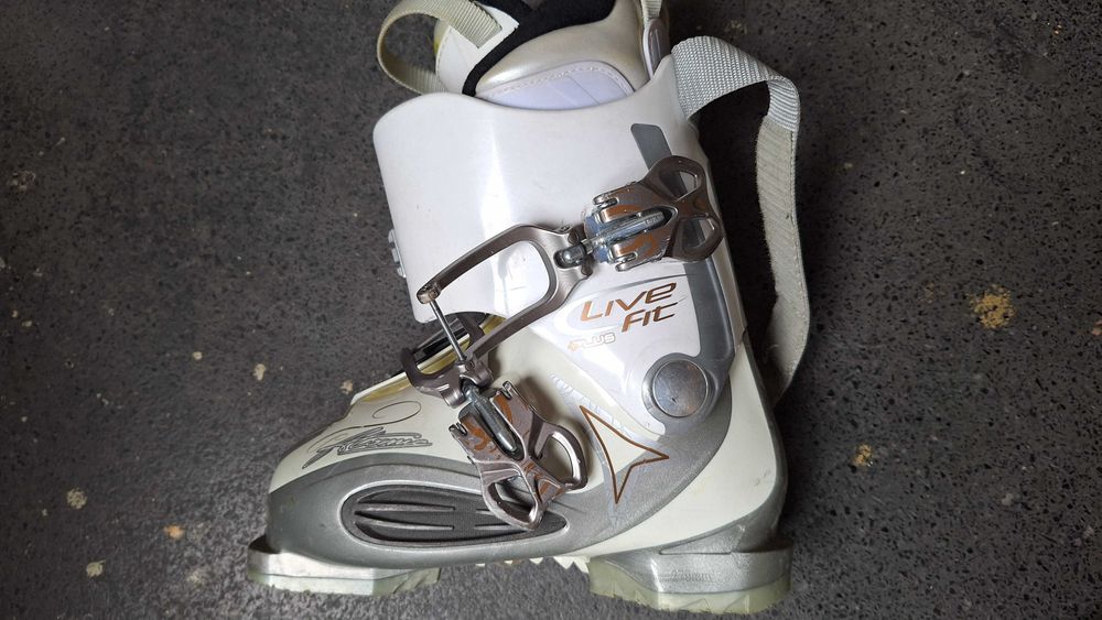 Продавам ски обувки Atomic