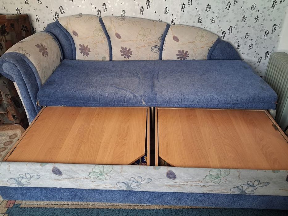 Холодильник и диван