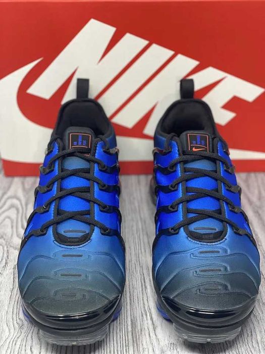 Обувки NIKE / VaporMax / Plus Bright Crimson + КУТИЯ