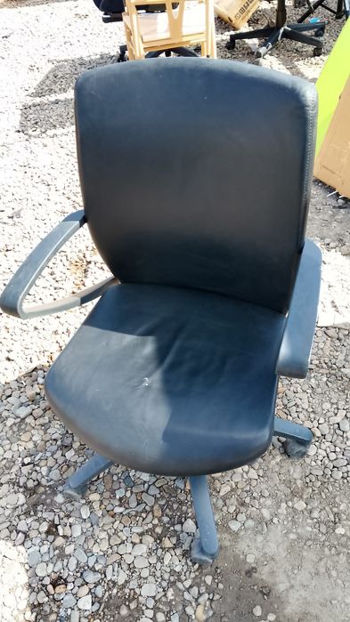 Scaun de birou de piele preț 100lei