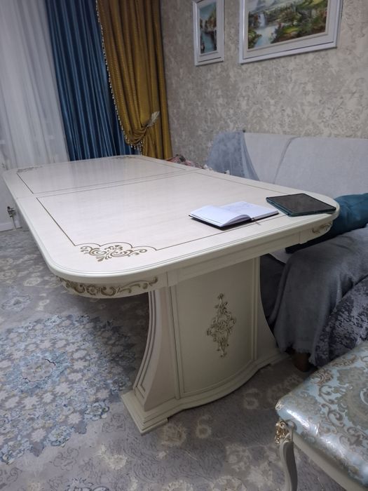 Продам стол для гостиной