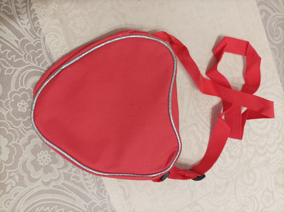 Продавам пъзел,раница,чанта за момиче с Калинката и Черния Котарак