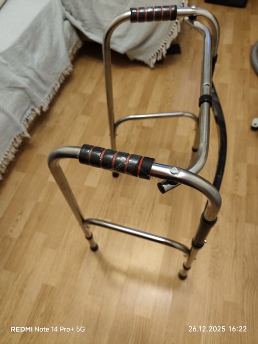 Инвалидная коляска и ходунок