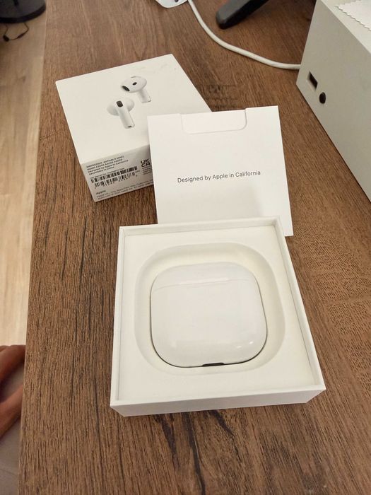 Apple Airpods 4 cu Active Noise Cancellation (doar incercat, practic nefolosit)