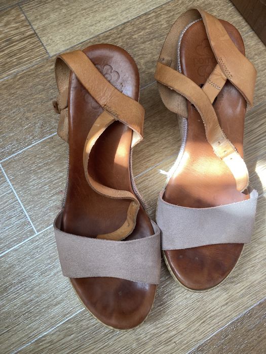 Босоножки на танкетке
