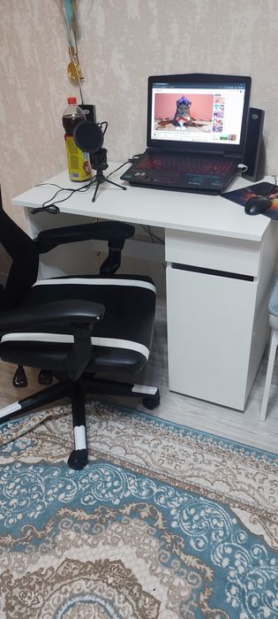 Письменный стол белый