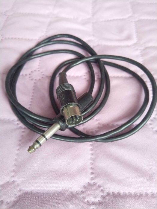 Безжични мишки за компютър, кабели и чинчове за стерео аудио и видео.