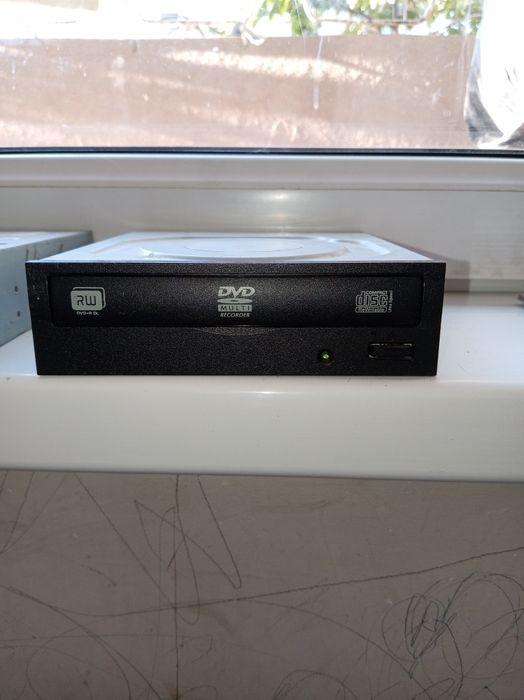 Продам DVD-RW 
Работает отлично, читает и записывает DVD и CD д