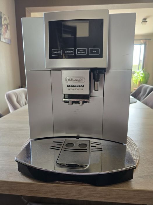 Кафеавтомат De'Longhi Perfecta Cappuccino Graphic Touch (ESAM 5600) + Оригинална кана за мляко – Перфектна!
