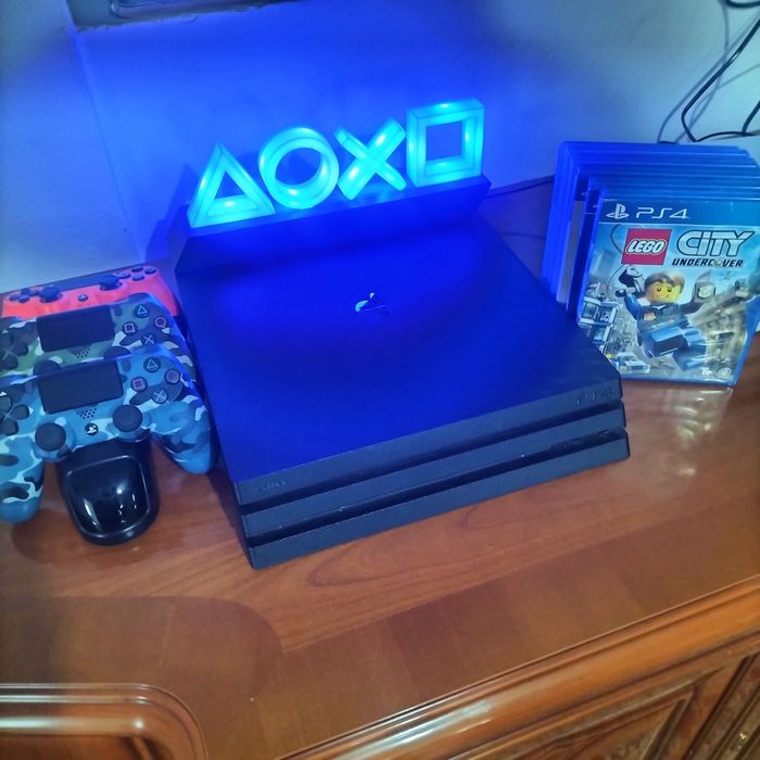 Vând PlayStation 4 pro