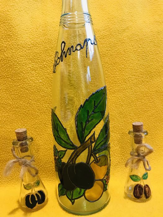 Винтидж бутилка от френска ракия с две юзчета ръчно рисувани сливи