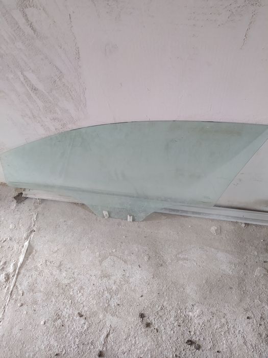 Переднее правое пассажирское стекло