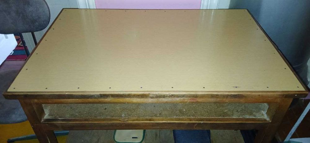 продается стол кухонный и компьютерный, две кровати (пр-во Румыния)