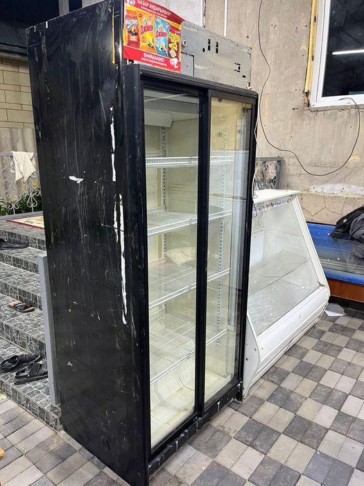 Продам холодильник витринный
