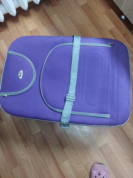 Продам чемодан на колесах