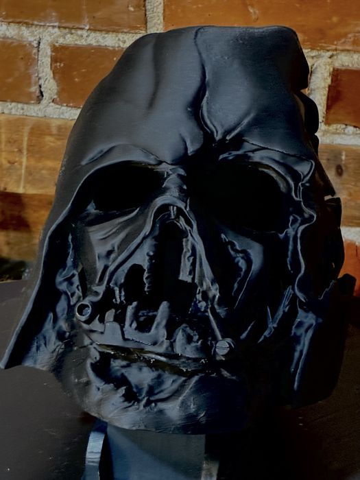 Star Wars. Разтопения шлем от кладата на Darth Vader