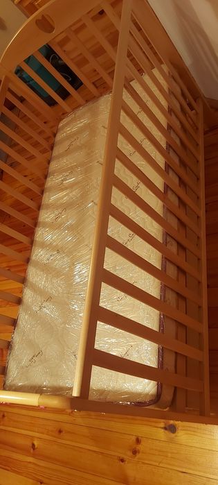 Детско легло с матрак и подвижна решетка