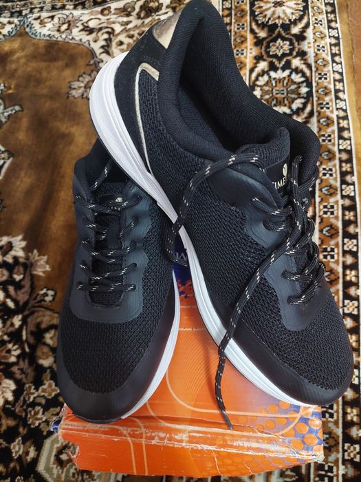 Продам кроссовки